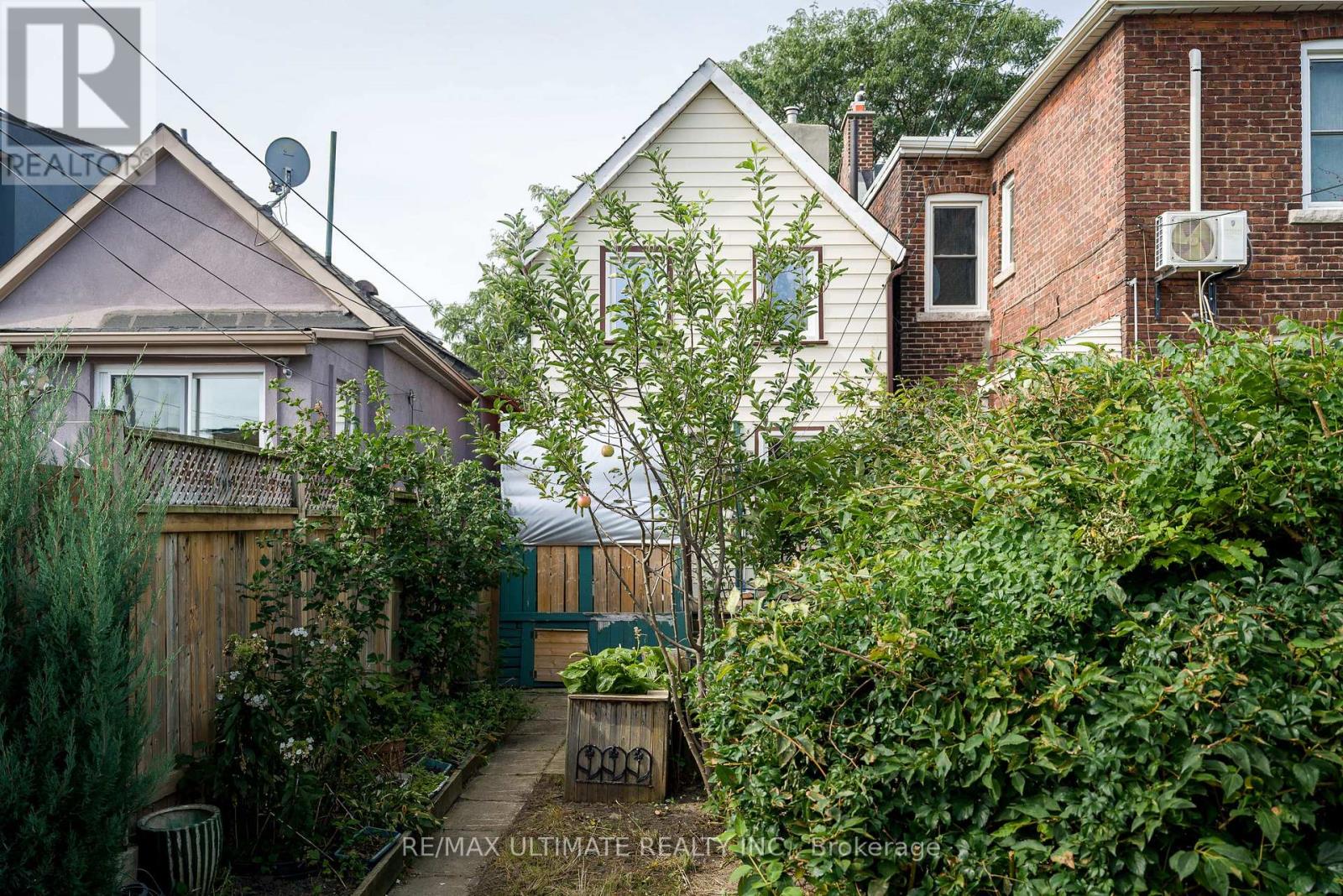 251 BOON AVENUE - 32
