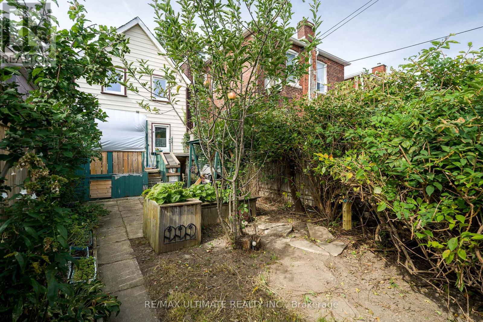 251 BOON AVENUE - 34