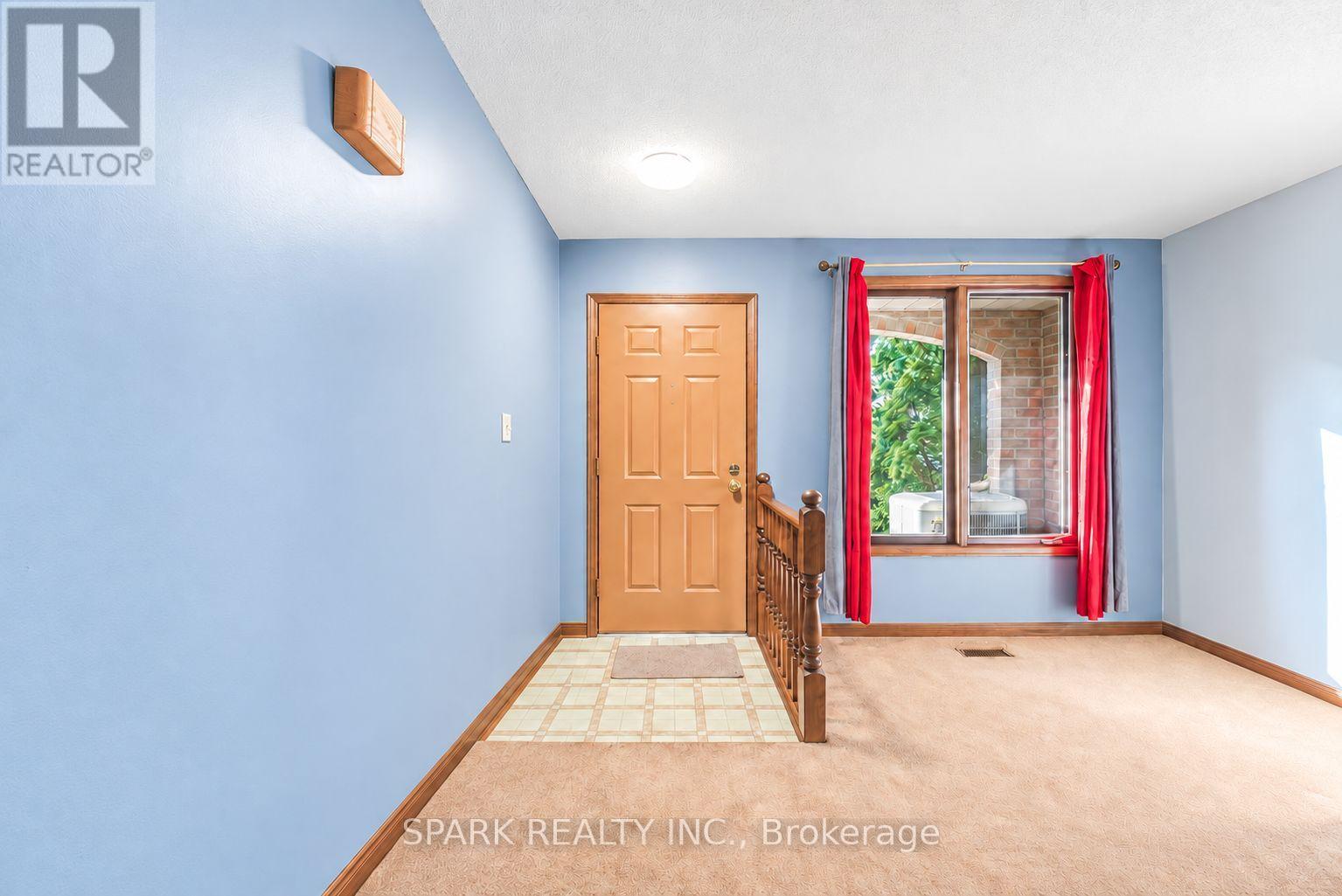 28 Lampman Crescent, Thorold (Confederation Heights), Ontario, L2V4K7, Thorold (Confederation Heights), Ontario — photo 2 of 5