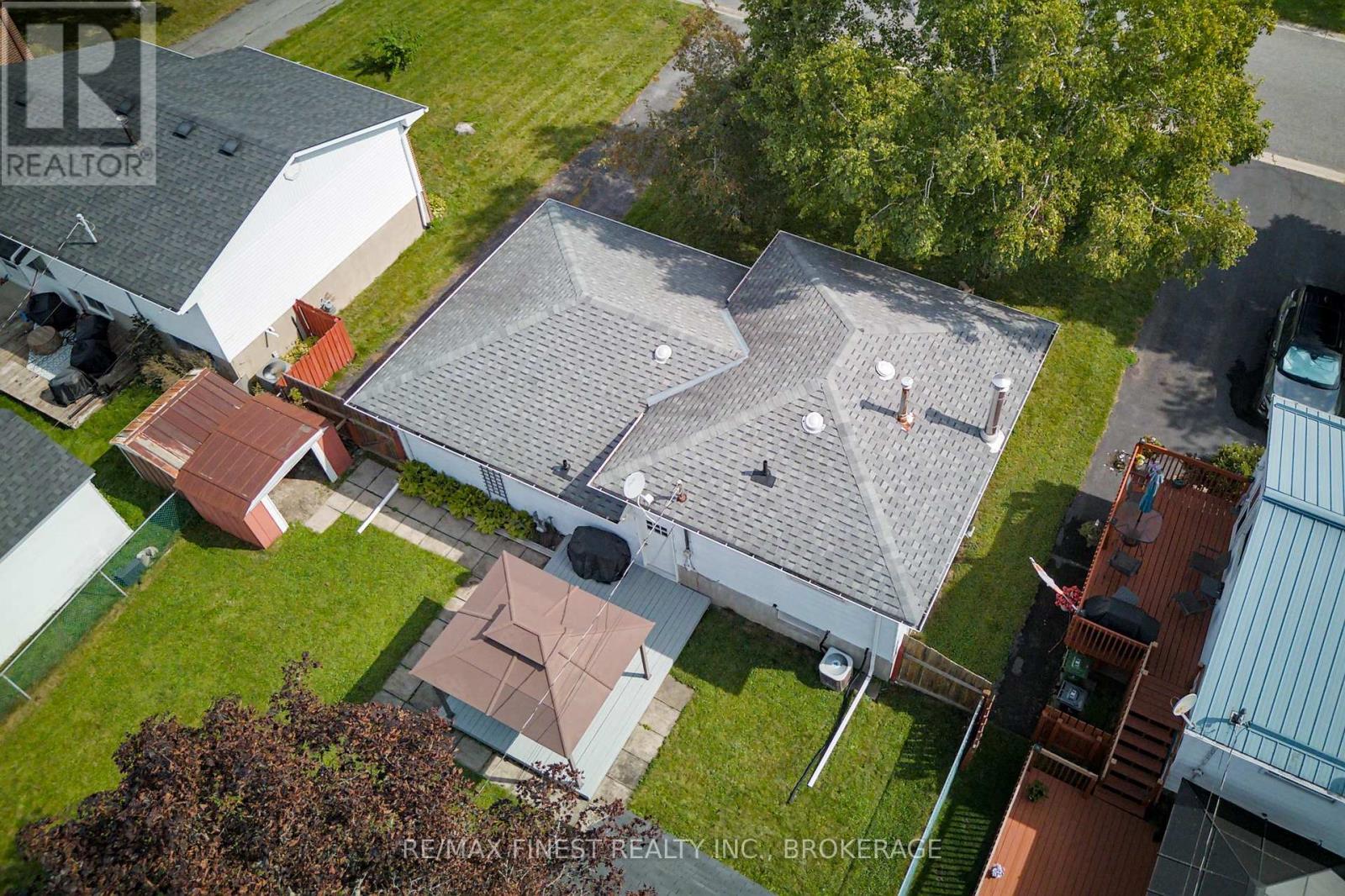 773 CLARK CRESCENT - 34