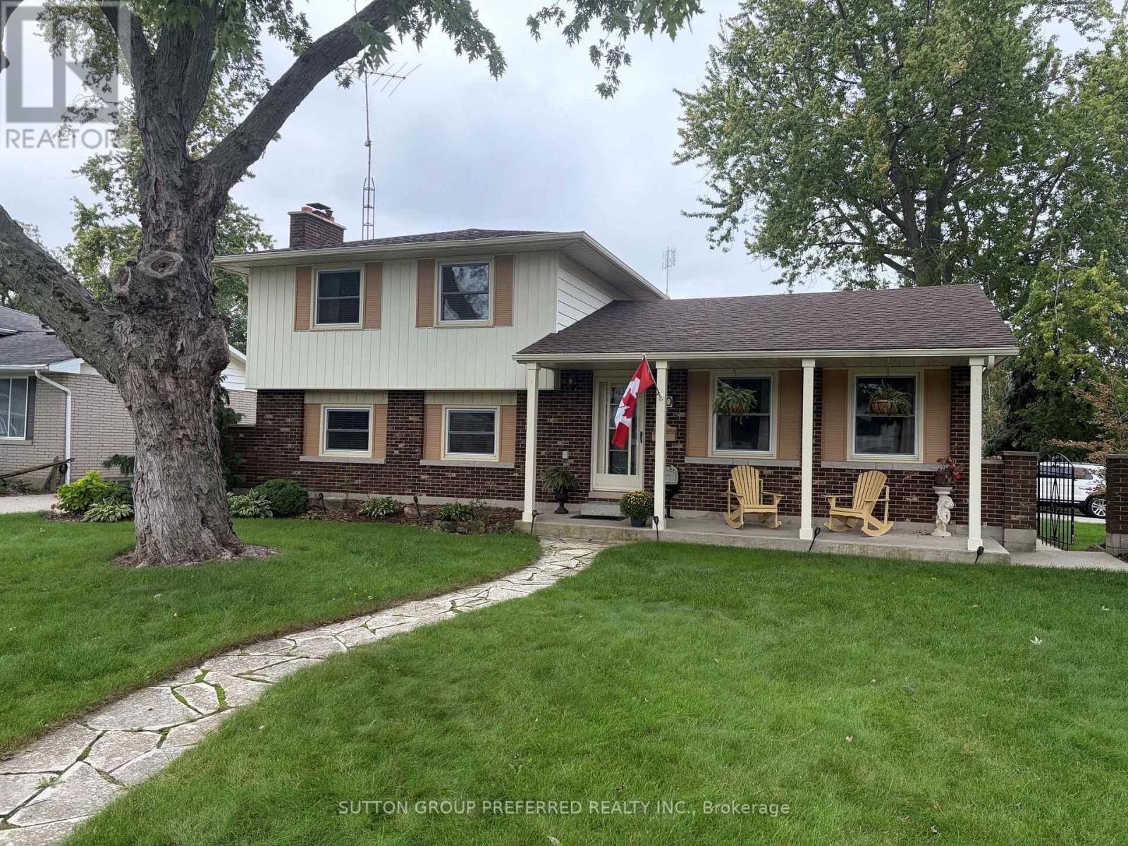 20 CEDARWOODS CRESCENT - 1