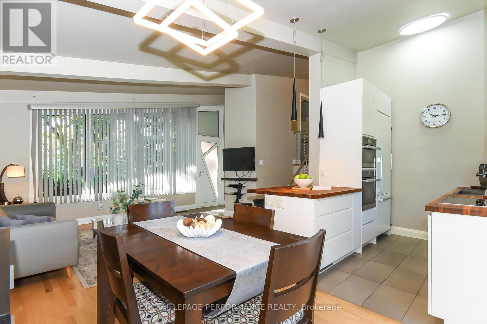 1554 Chomley Crescent