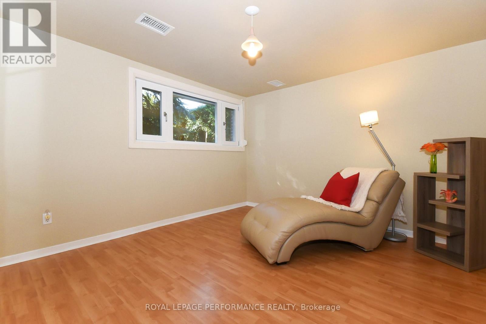 1554 Chomley Crescent