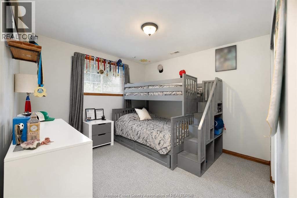 856 LAWNDALE - 22