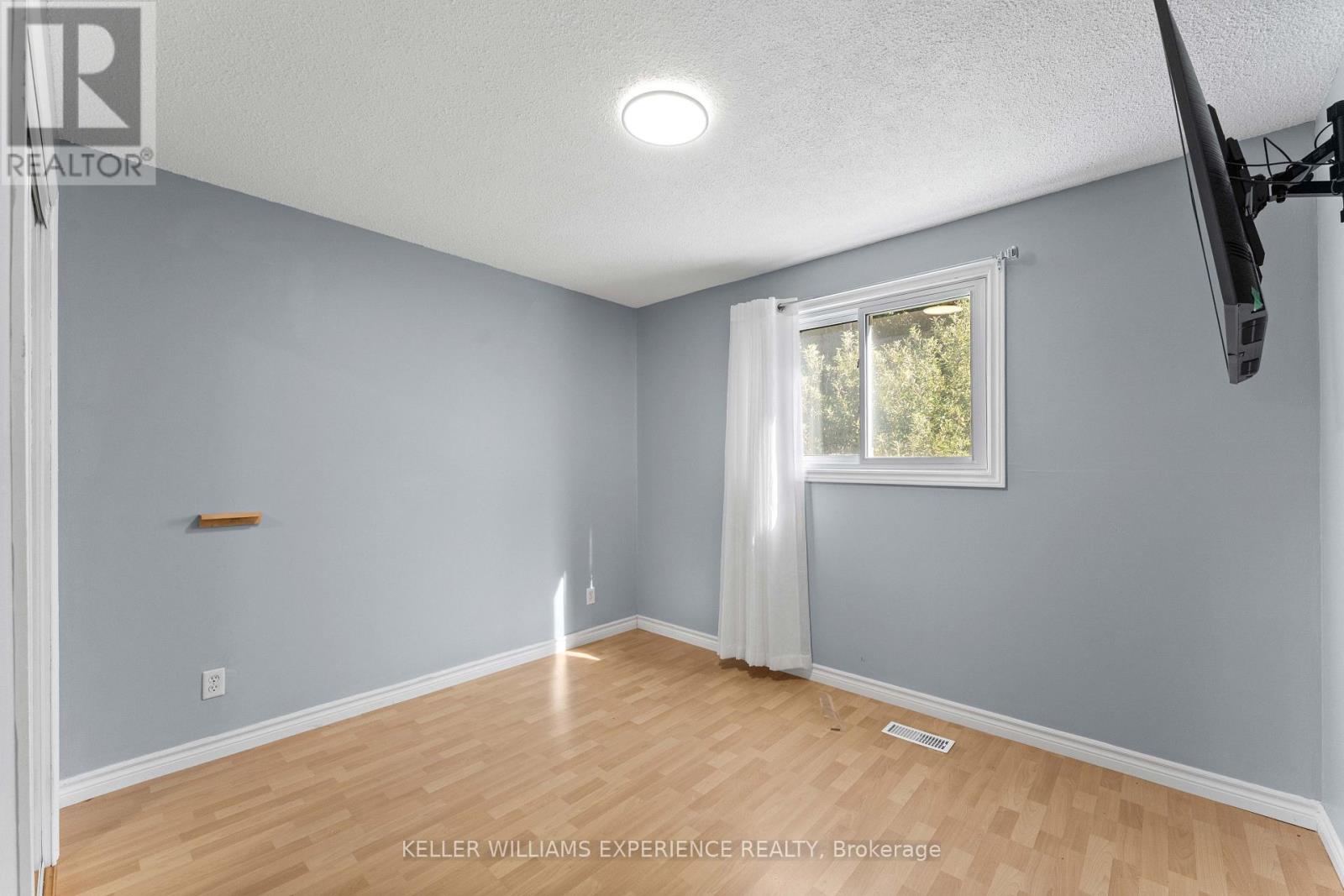 21 ASHBURTON CRESCENT - 18