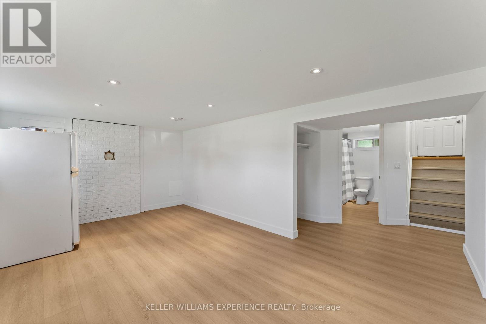 21 ASHBURTON CRESCENT - 25