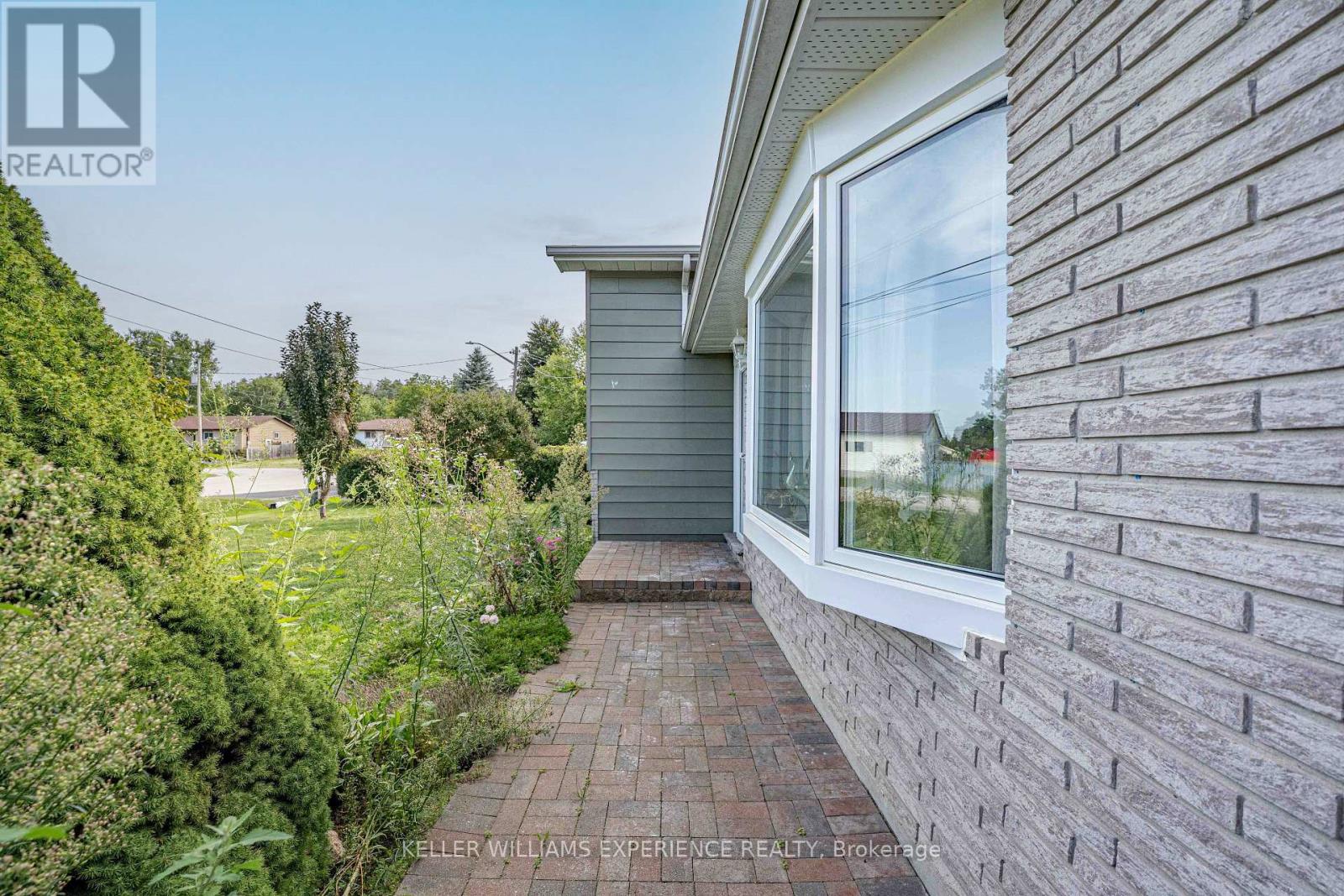21 ASHBURTON CRESCENT - 8