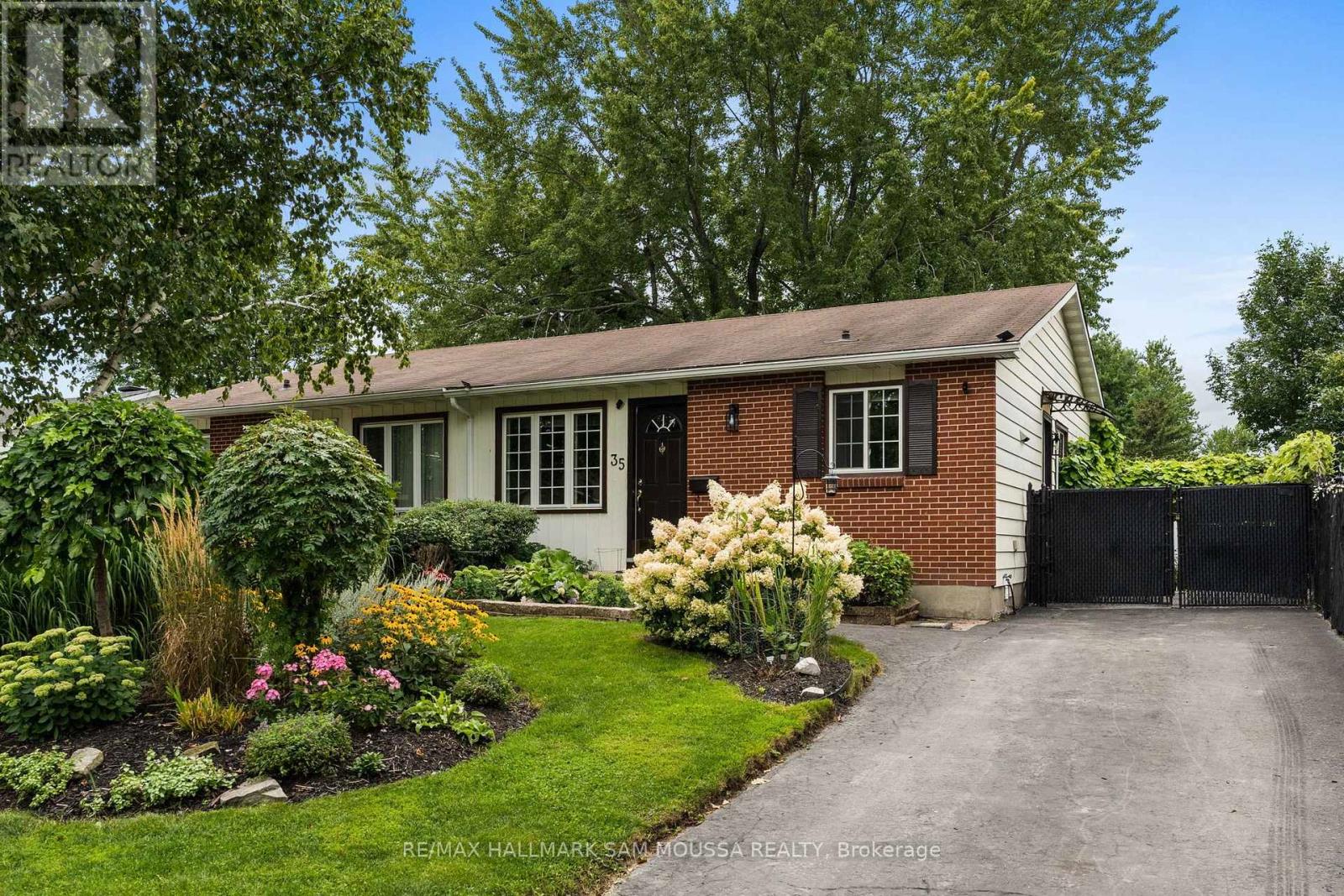 35 BALLANTRAE WAY - 1