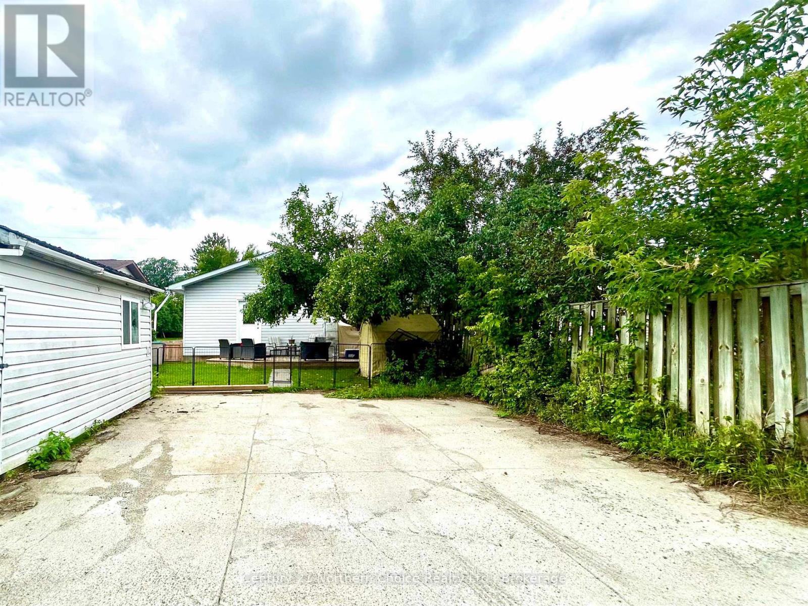 554 ELM AVENUE - 23