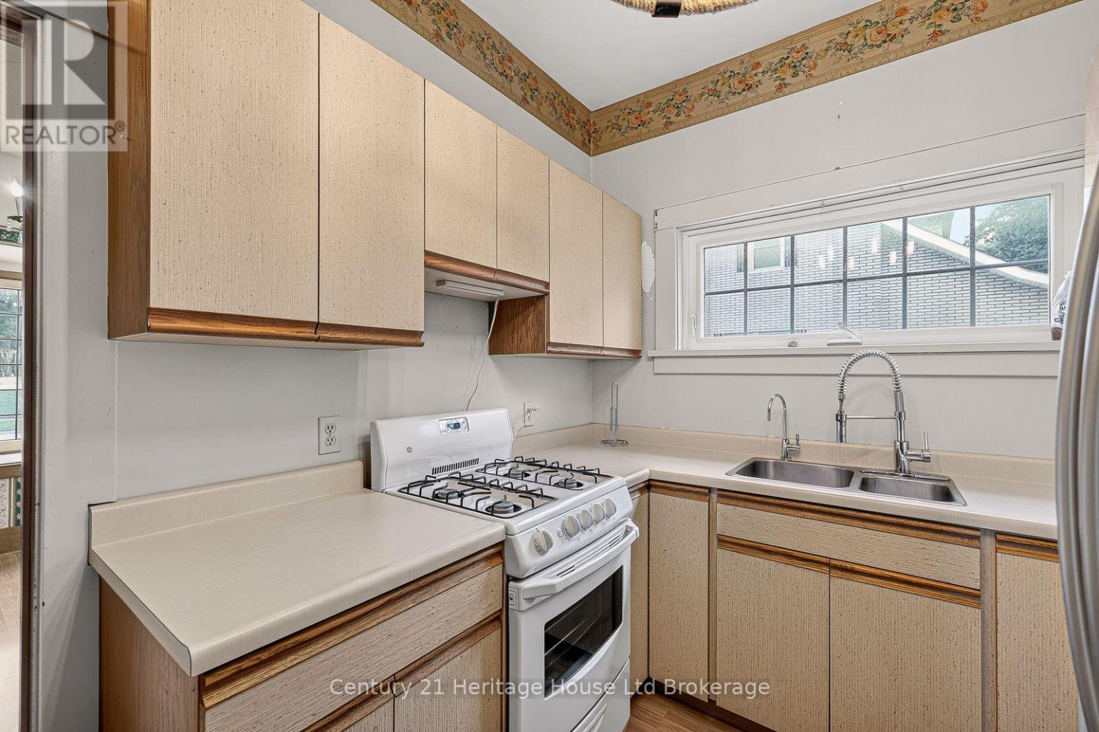 143 CHARLES STREET E - 14