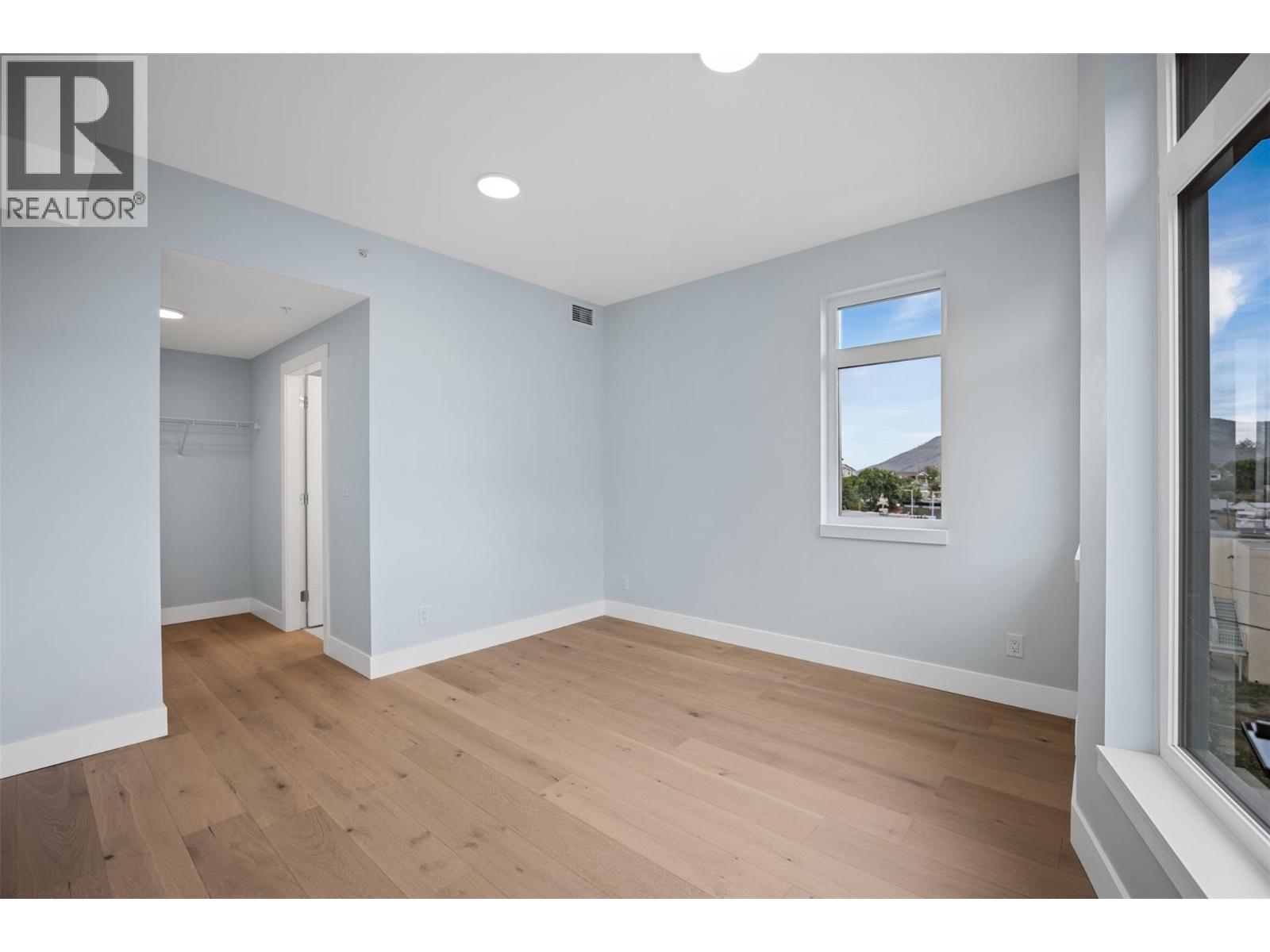#401 215 Royal Avenue - 12