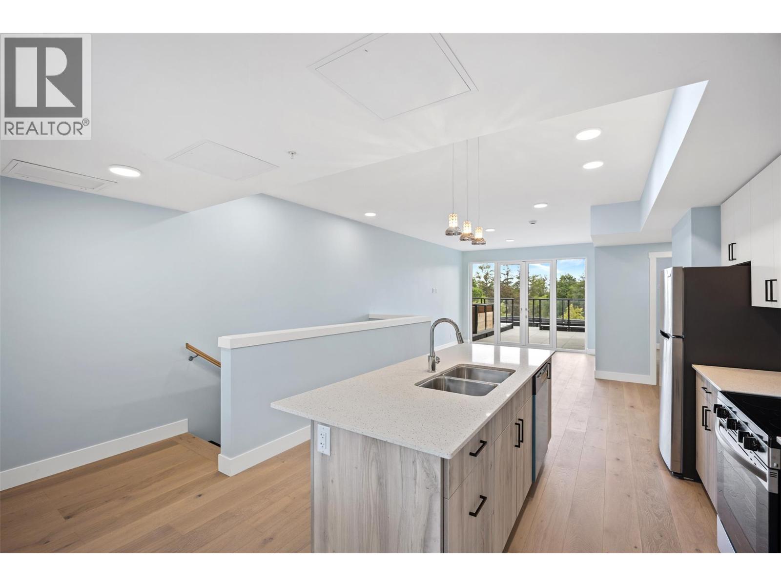 #401 215 Royal Avenue - 5