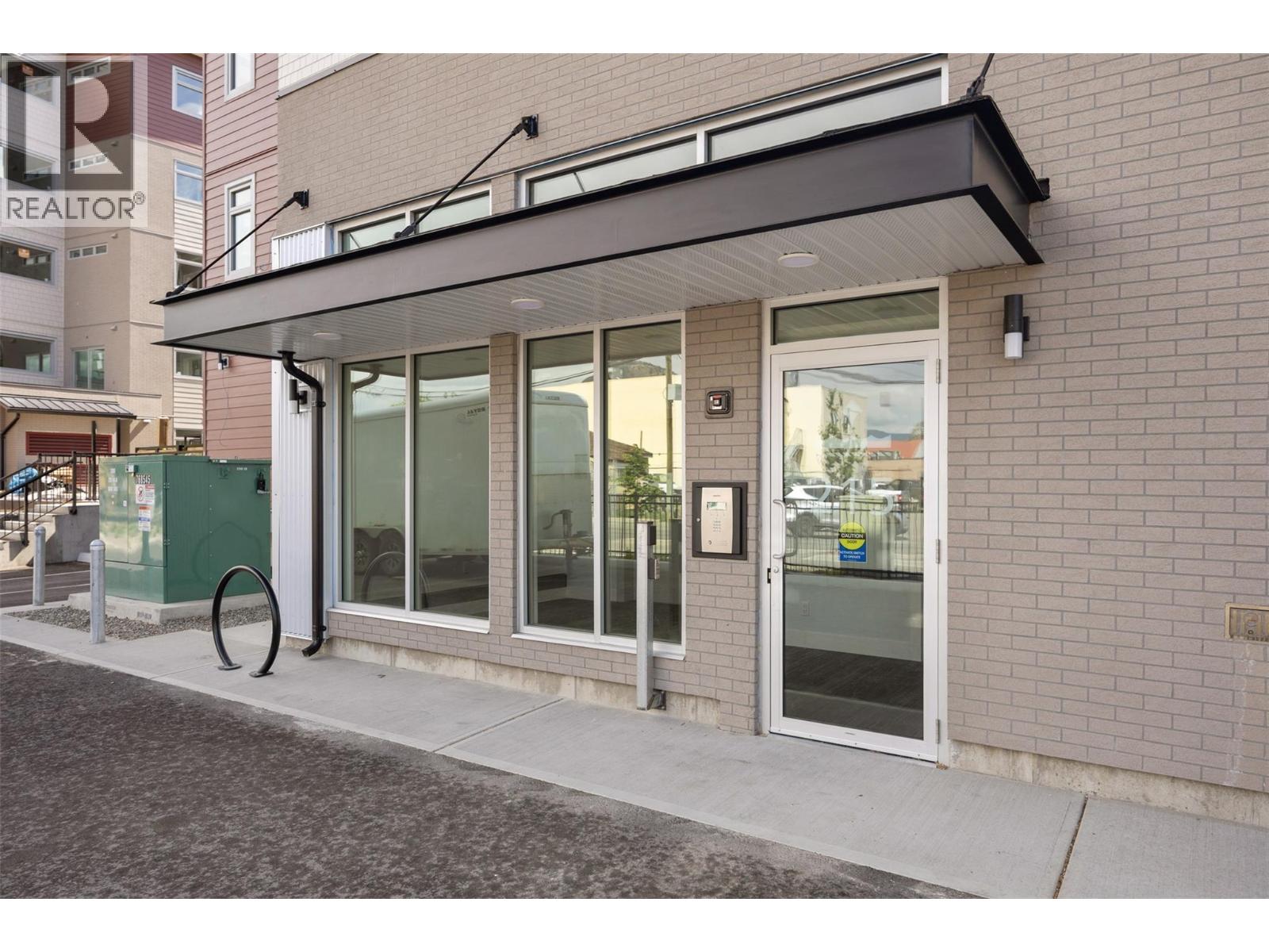 #401 215 Royal Avenue - 34