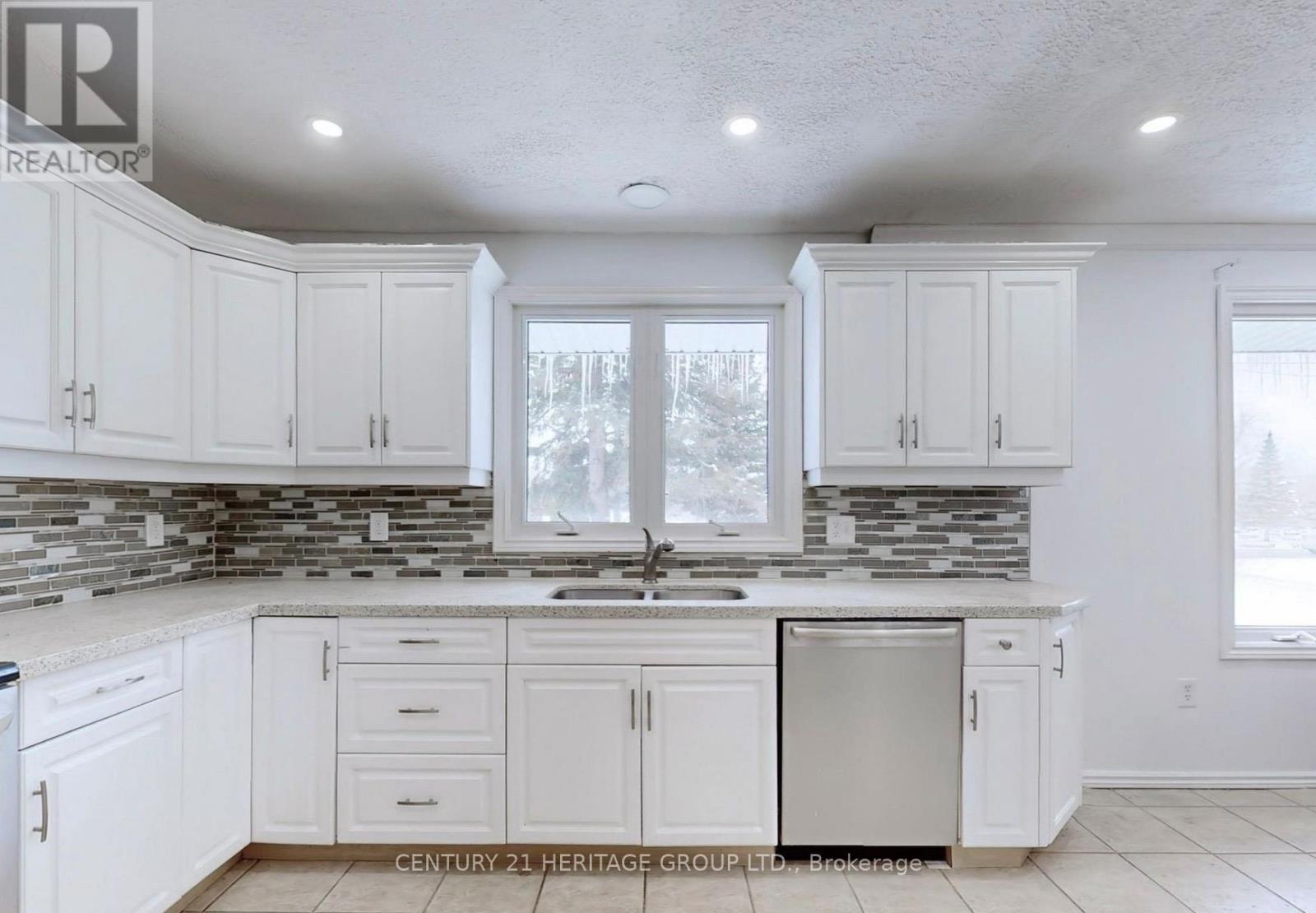 20015 BATHURST STREET, East Gwillimbury (Holland Landing) — photo 2