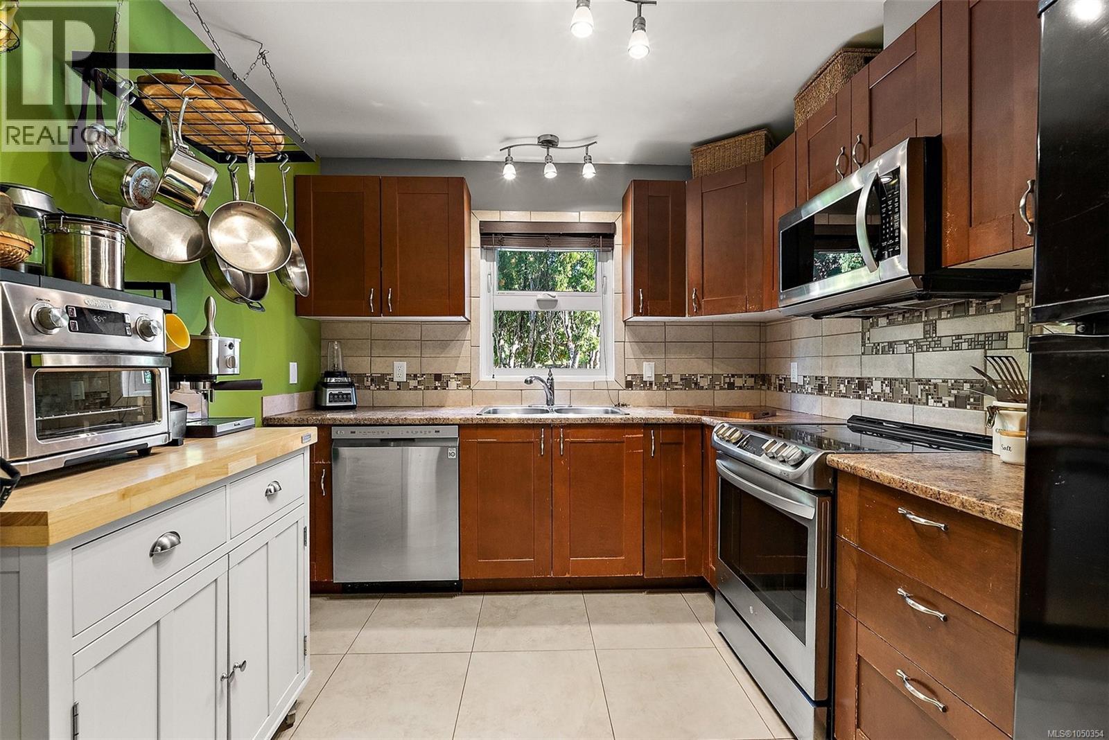  1109 Caledonia Avenue, Victoria