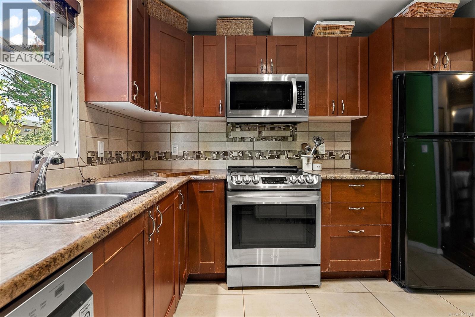  1109 Caledonia Avenue, Victoria