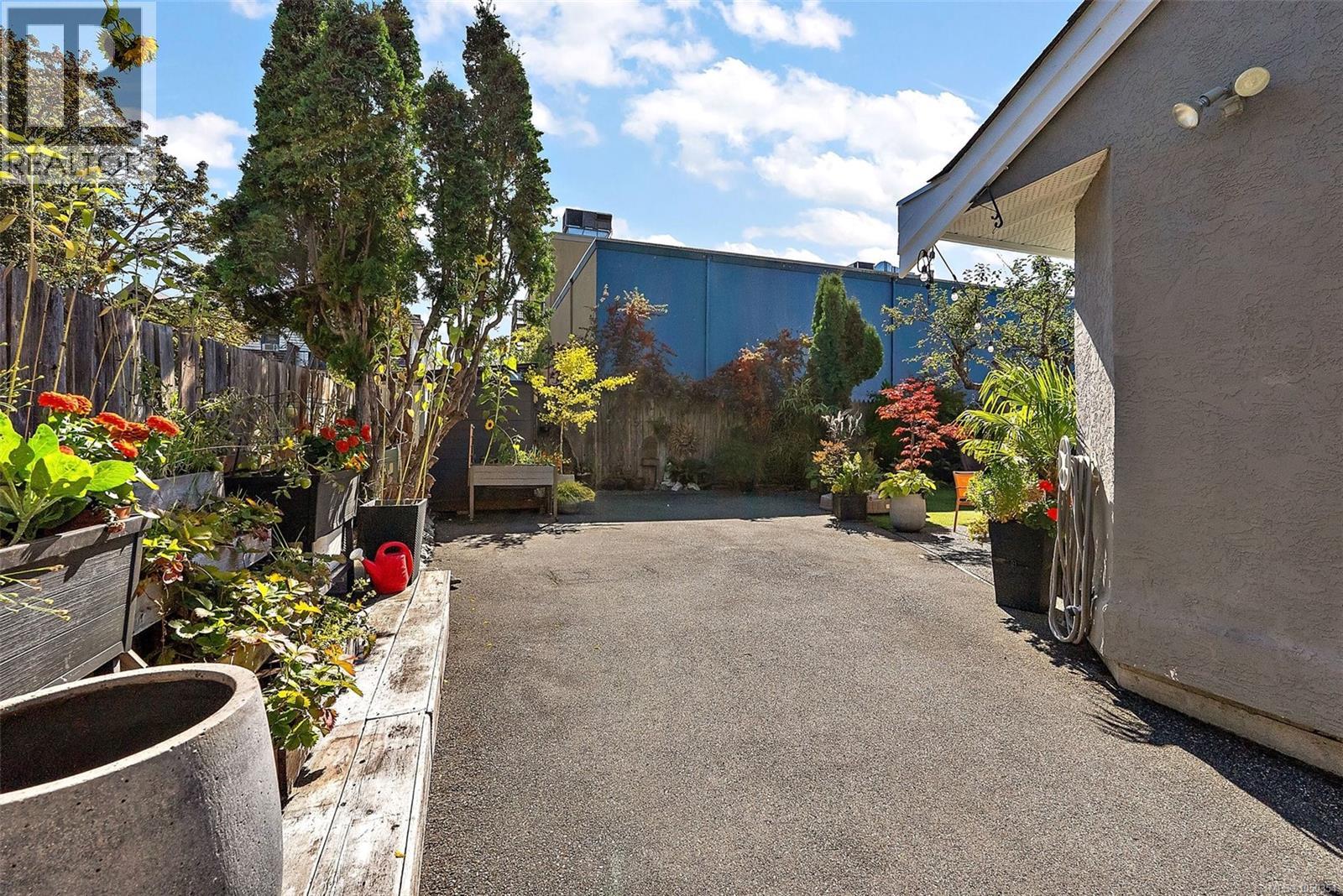  1109 Caledonia Avenue, Victoria