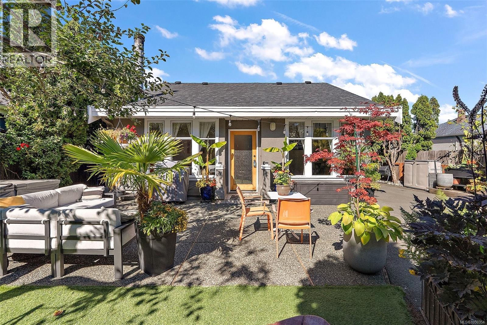  1109 Caledonia Avenue, Victoria