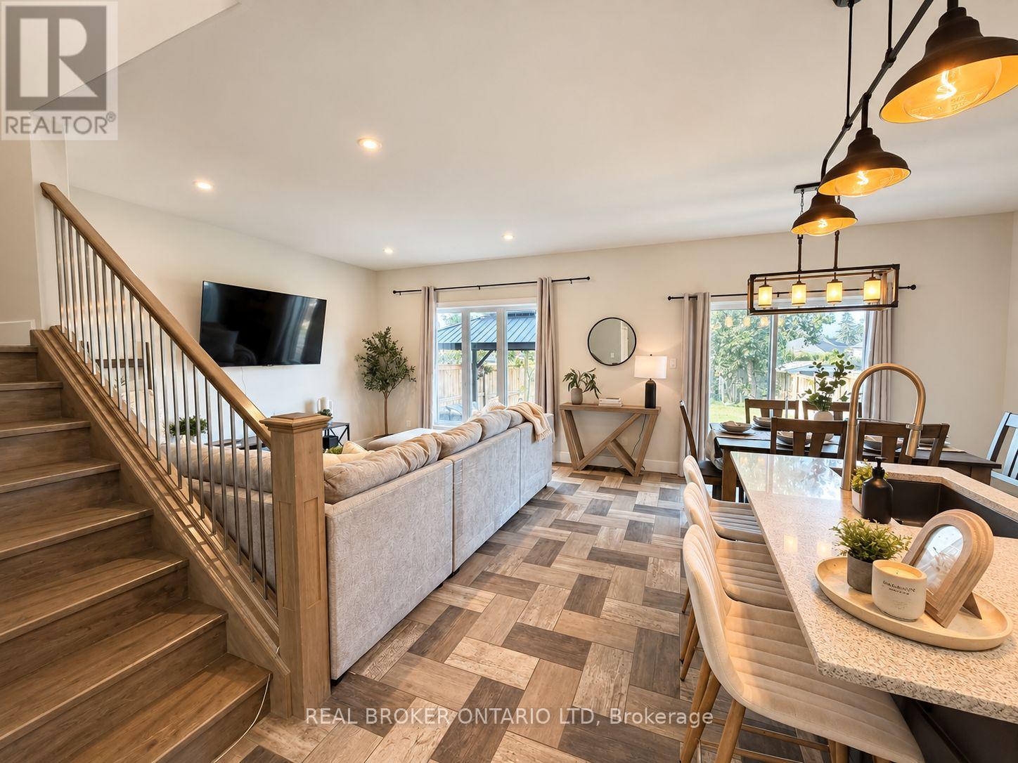 22 QUEENSWAY DRIVE, Strathroy-Caradoc (SE) — photo 3