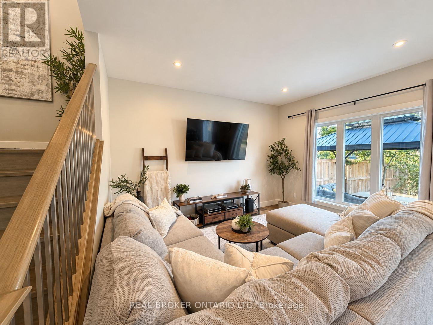 22 QUEENSWAY DRIVE - 4