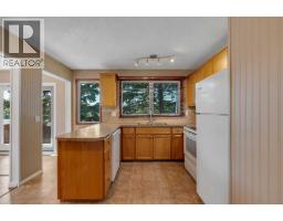 4pc Bathroom - 335 Queensland Drive Se, Calgary, AB T2J3R6 Photo 10