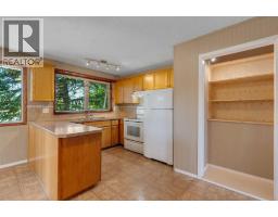 Family room - 335 Queensland Drive Se, Calgary, AB T2J3R6 Photo 9