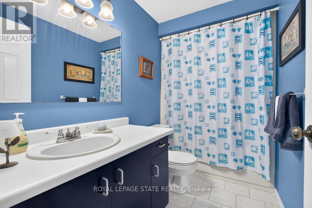#20 2 ROYALWOOD COURT - 33