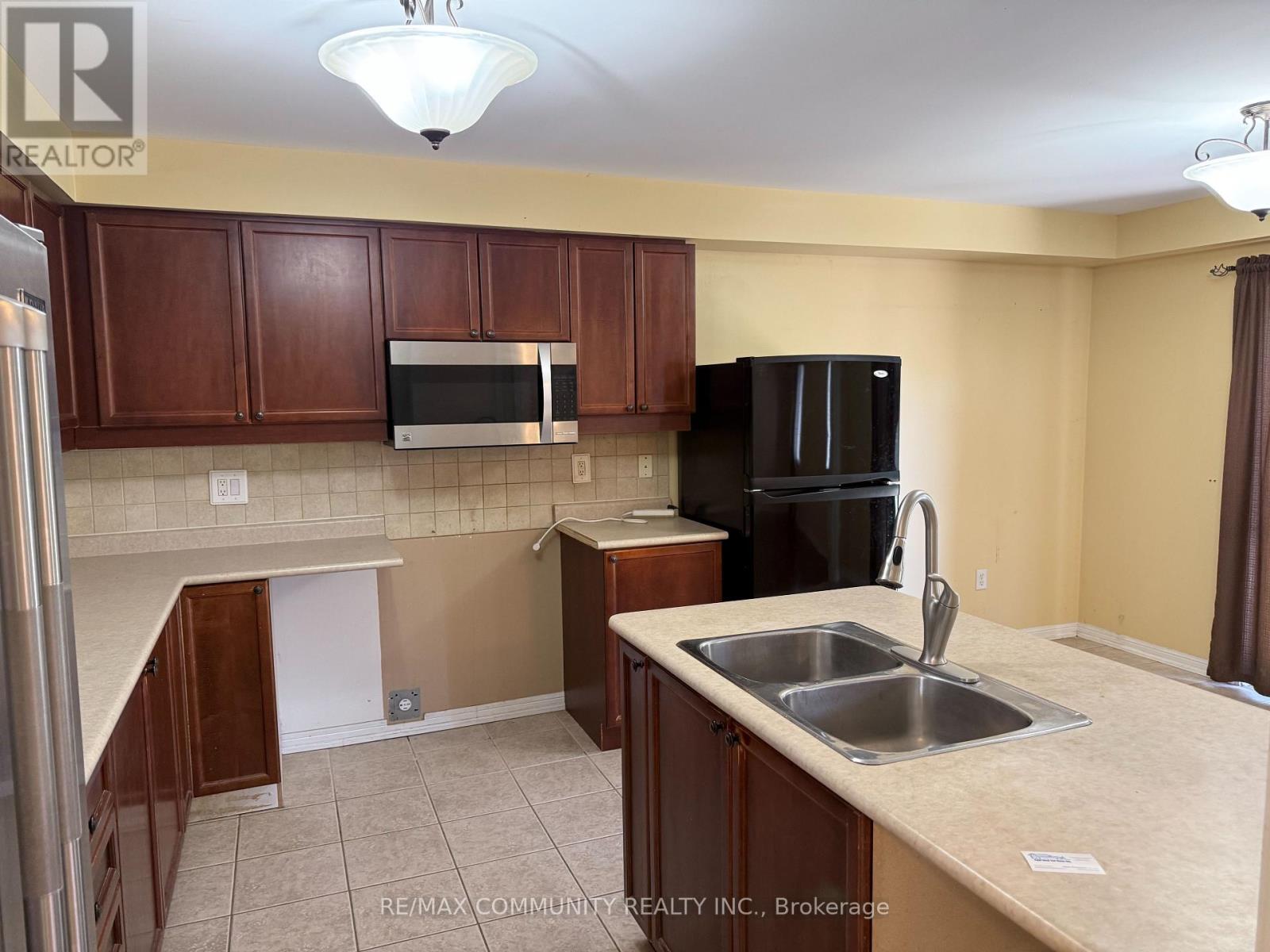 3 BAYCLIFFE DRIVE - 8