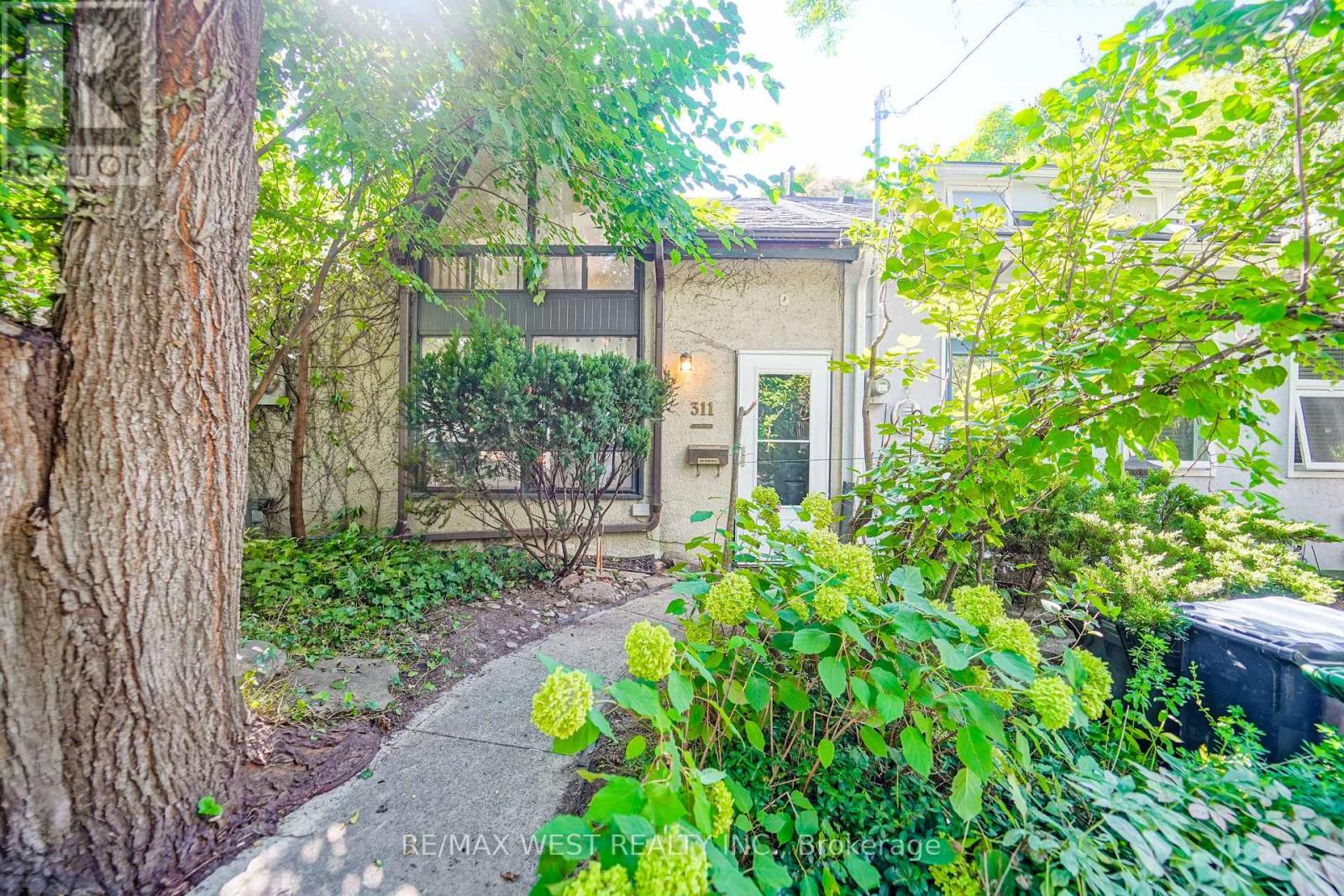 Photo of 311 Wellesley Street