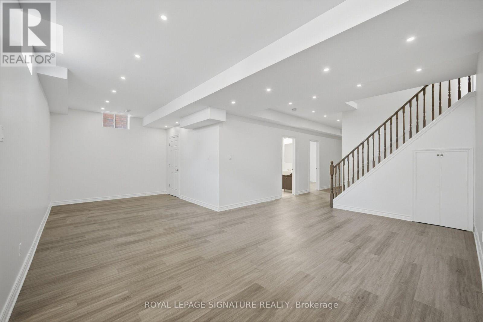 8 FARMHOUSE CRESCENT - 37