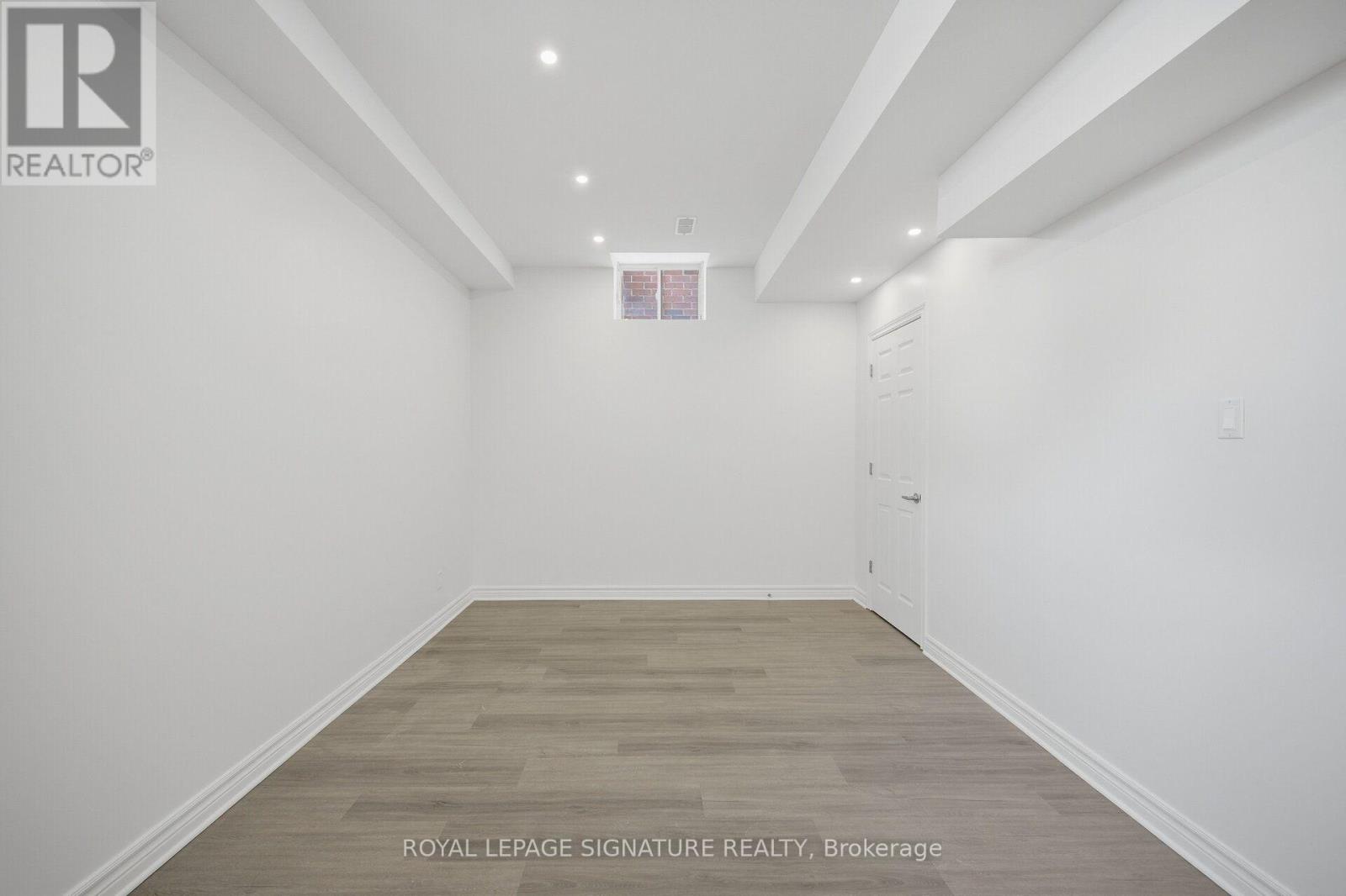 8 FARMHOUSE CRESCENT - 38