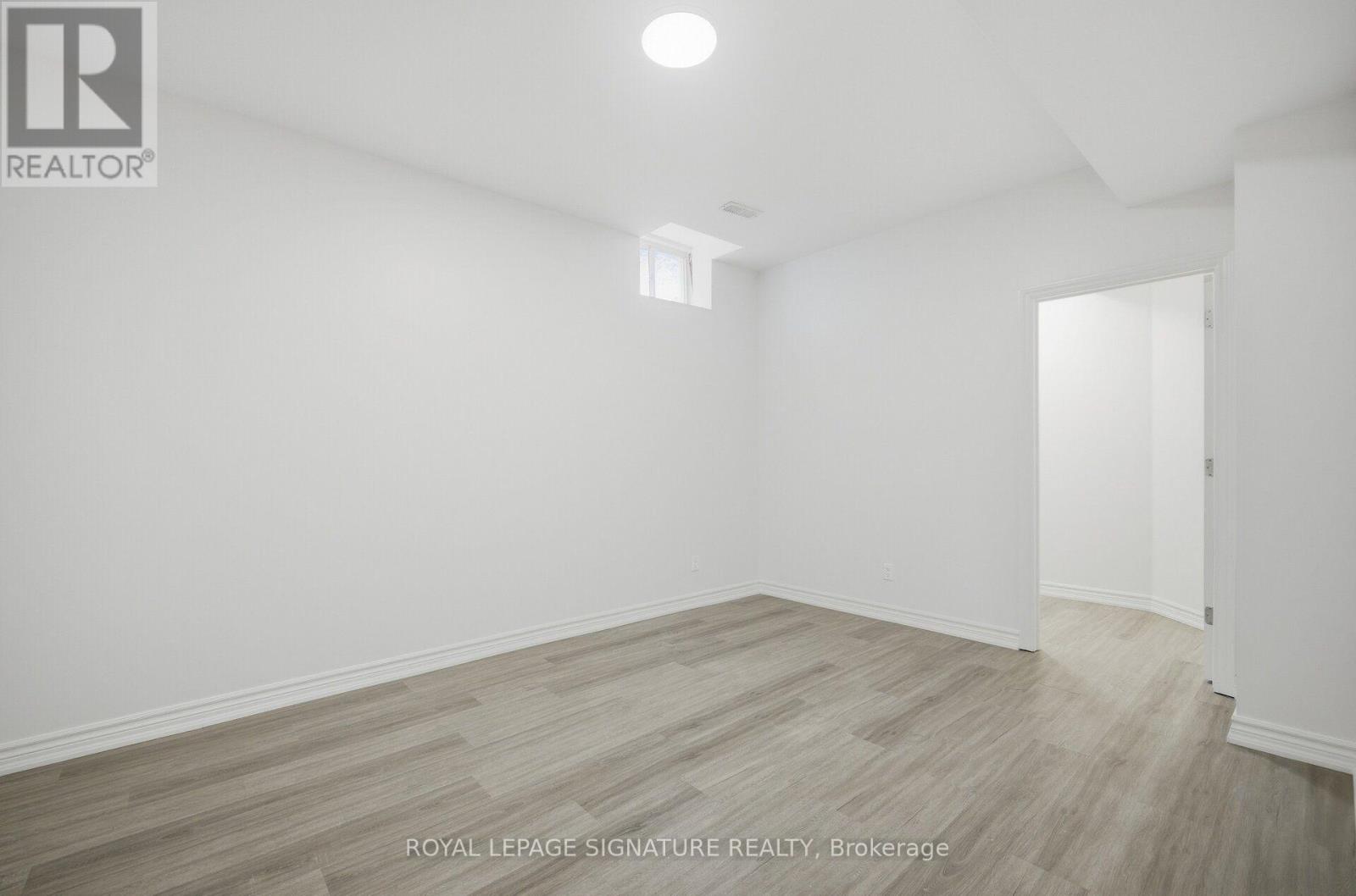 8 FARMHOUSE CRESCENT - 45