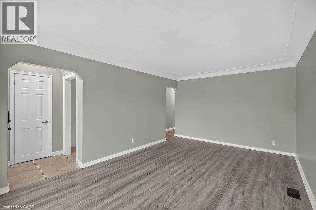 40 CLARENDON Avenue, Hamilton — photo 8