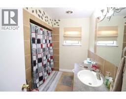 Family room - 5004 52 St, Taber, AB T1G1N2 Photo 8