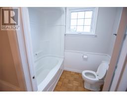 40 Bartons Road thumbnail 23