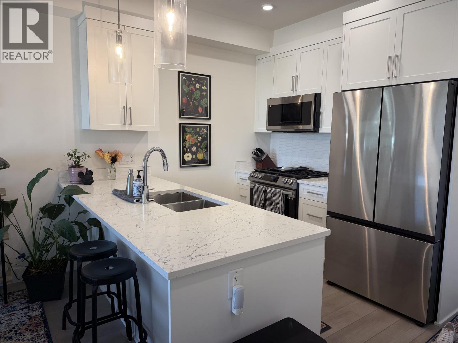 308 22633 SELKIRK AVENUE