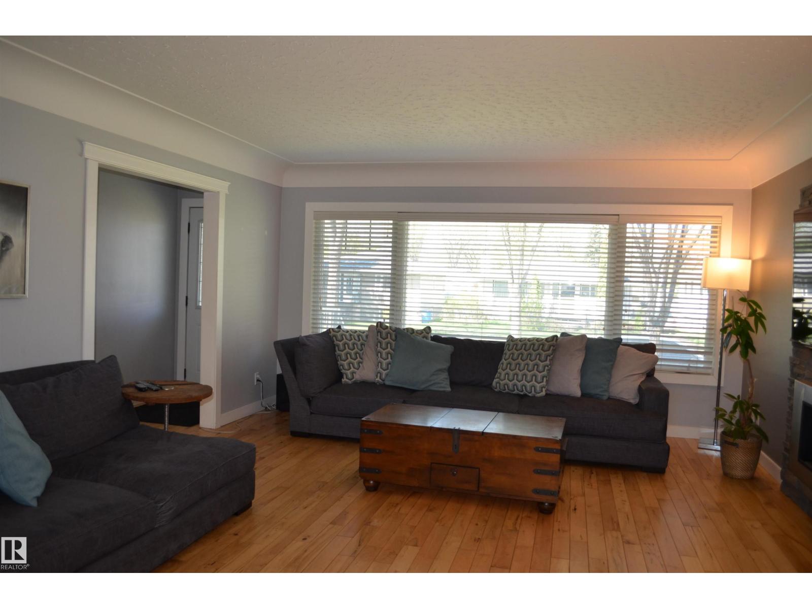 10527 81 ST NW, Edmonton, Alberta, T6A3L3, Edmonton, Alberta — photo 3 of 5