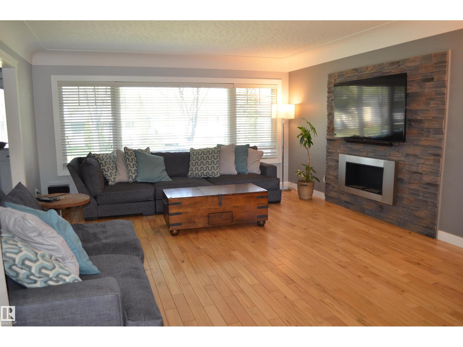 10527 81 ST NW, Edmonton, Alberta, T6A3L3, Edmonton, Alberta — photo 4 of 5