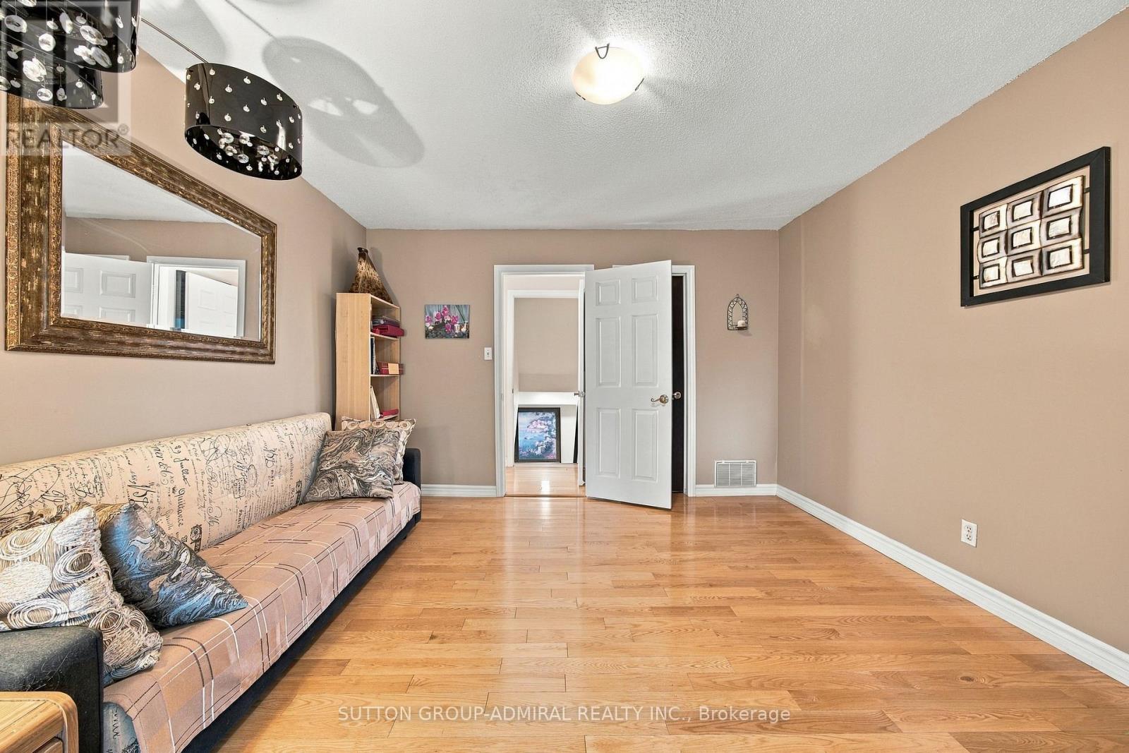 1871 SILVERBERRY CRESCENT - 32