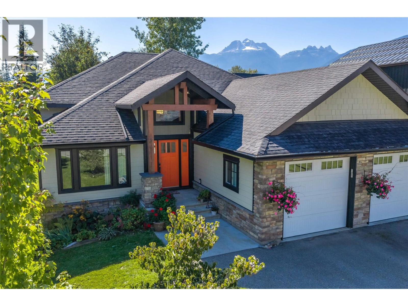 1915 Aspen Crescent - 4