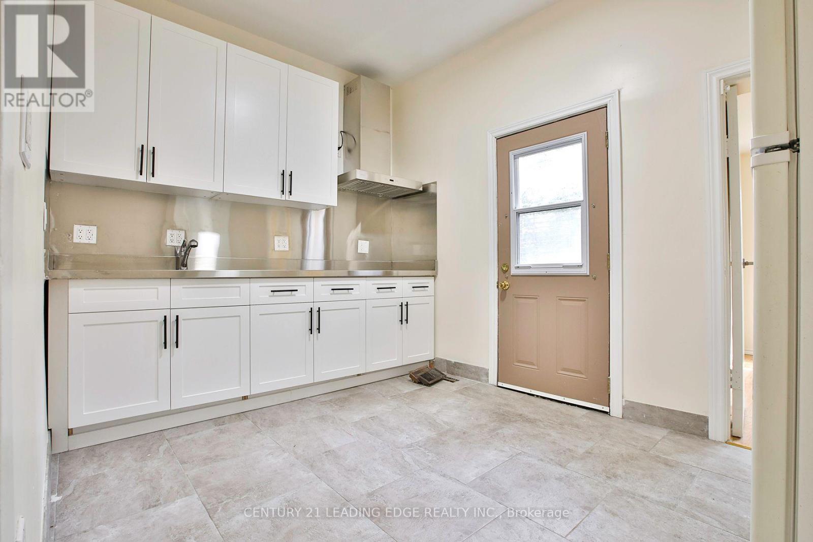 9 BORDEN STREET - 24