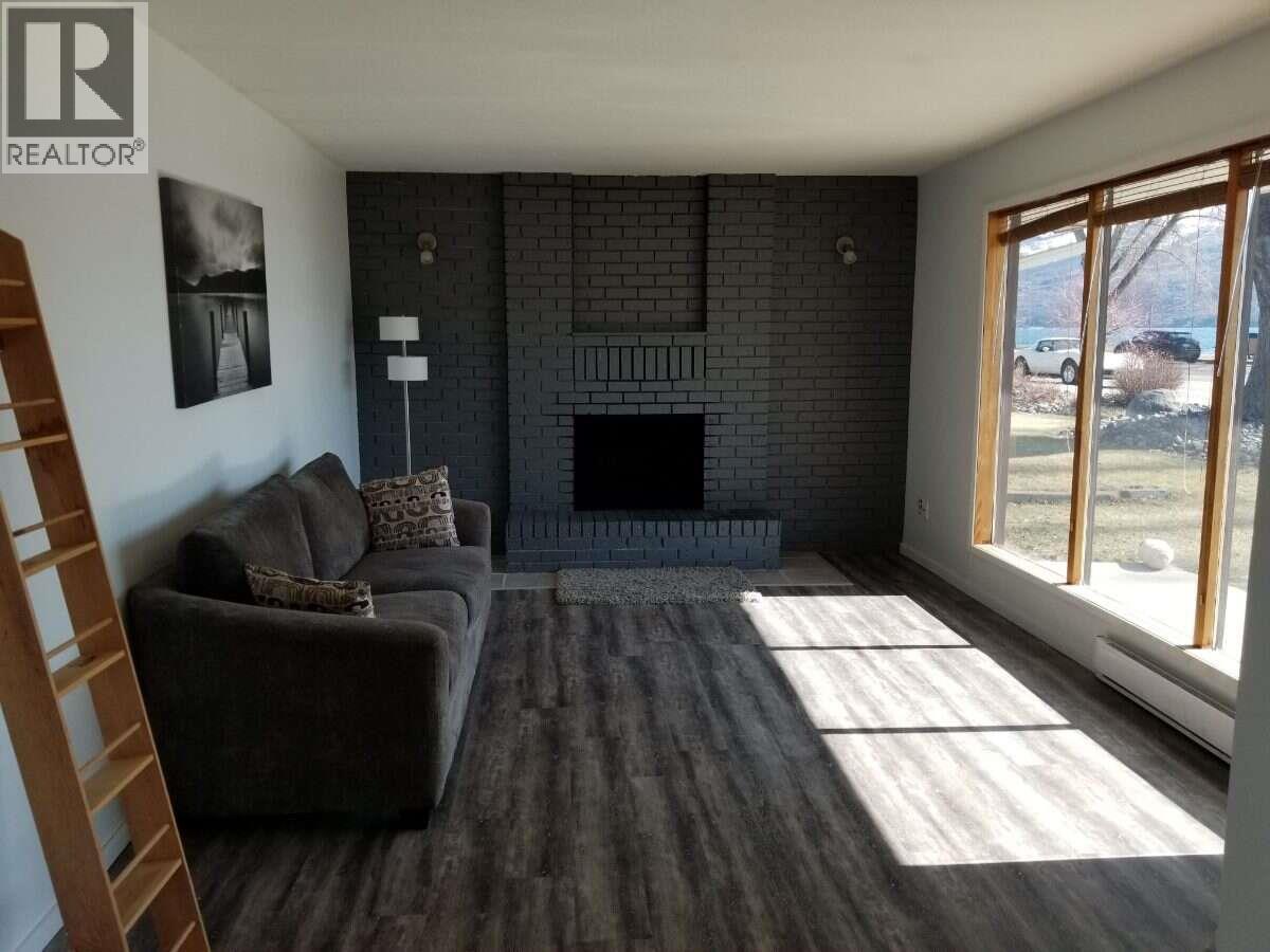 4194 Beach Avenue, Peachland