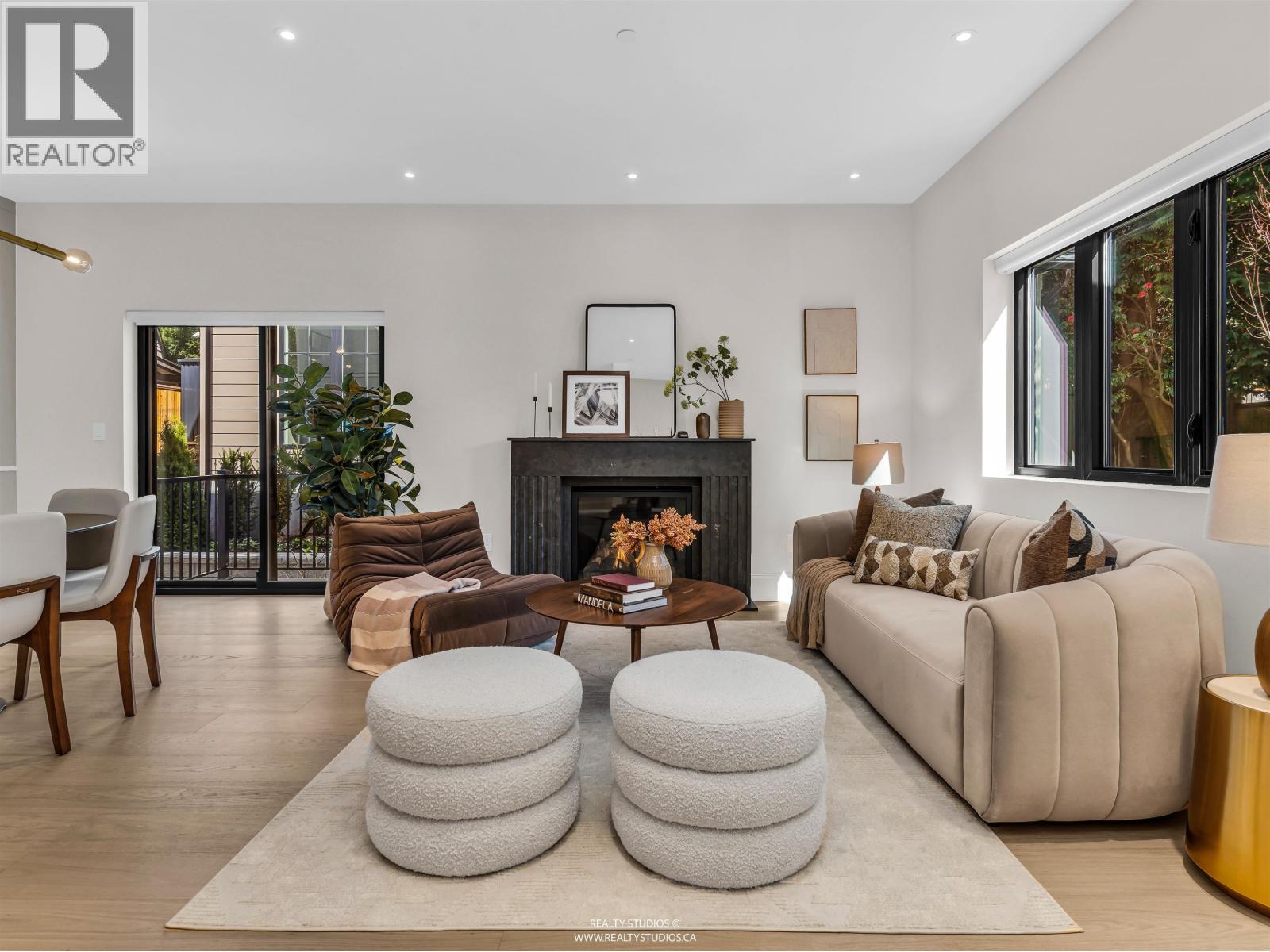 2 4088 MAPLE CRESCENT