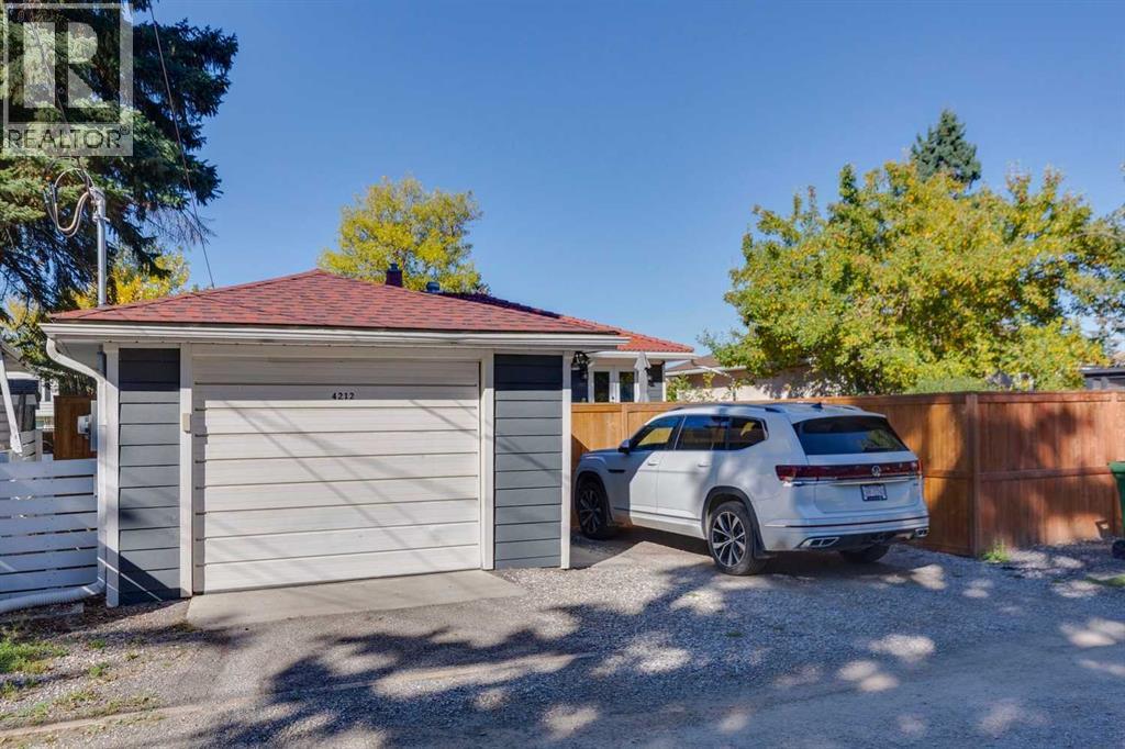 4212 45 Street SW - 32