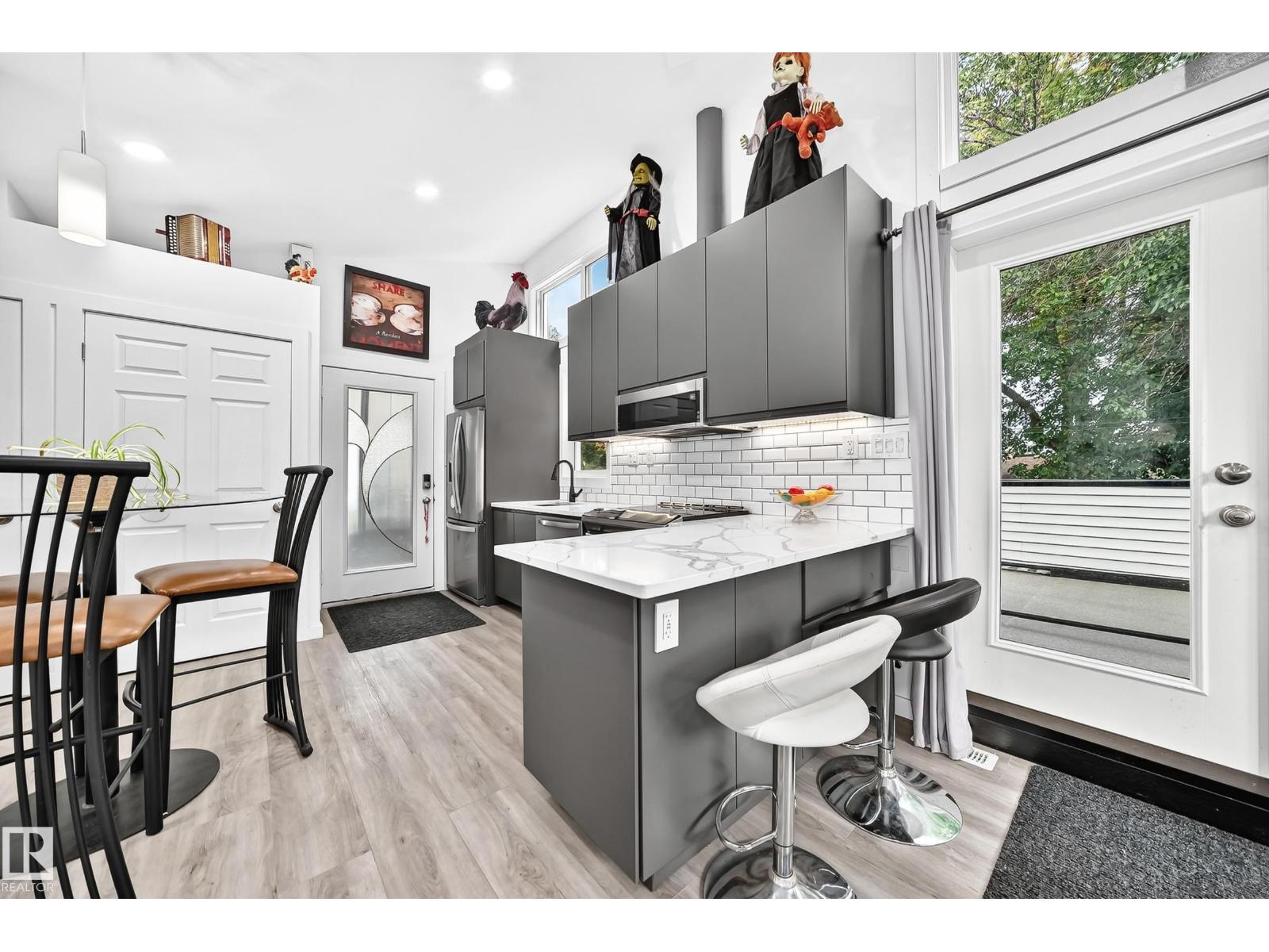 12045 64 ST NW, Edmonton, Alberta, T5W4J5, Edmonton, Alberta — photo 4 of 5