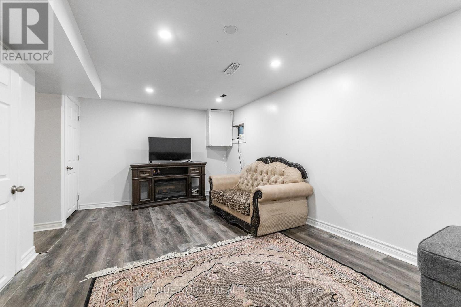 3 Bed, 2 Bath Apartment for Sale in Ottawa – 100 – 2415 SOUTHVALE CRESCENT, Ottawa – MLS# X13815870 - Image 29
