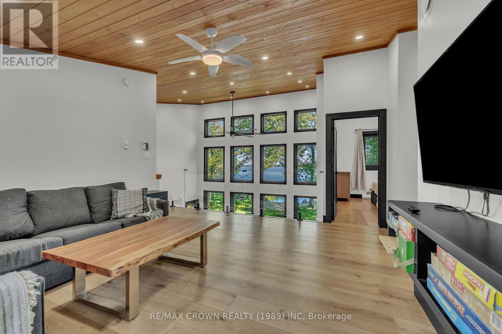 560 PINECREEK CRESCENT - 24