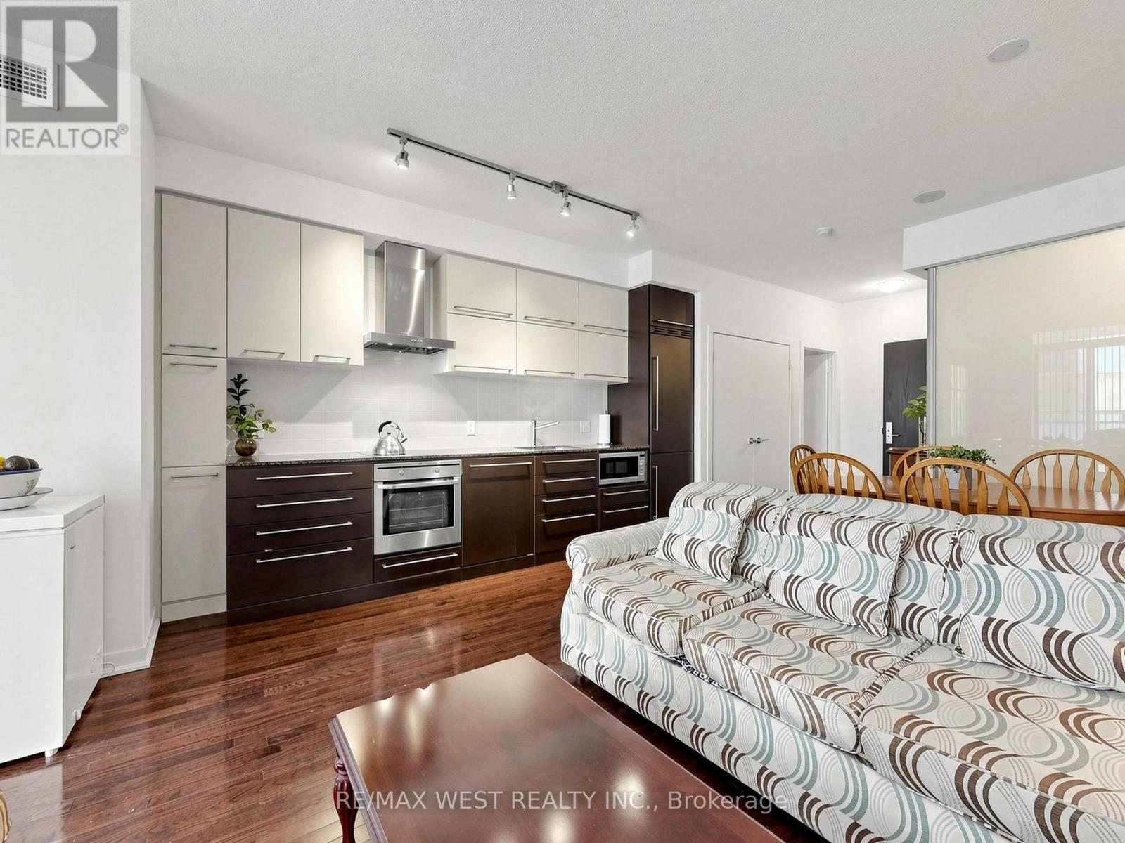 #513 770 BAY STREET - 13