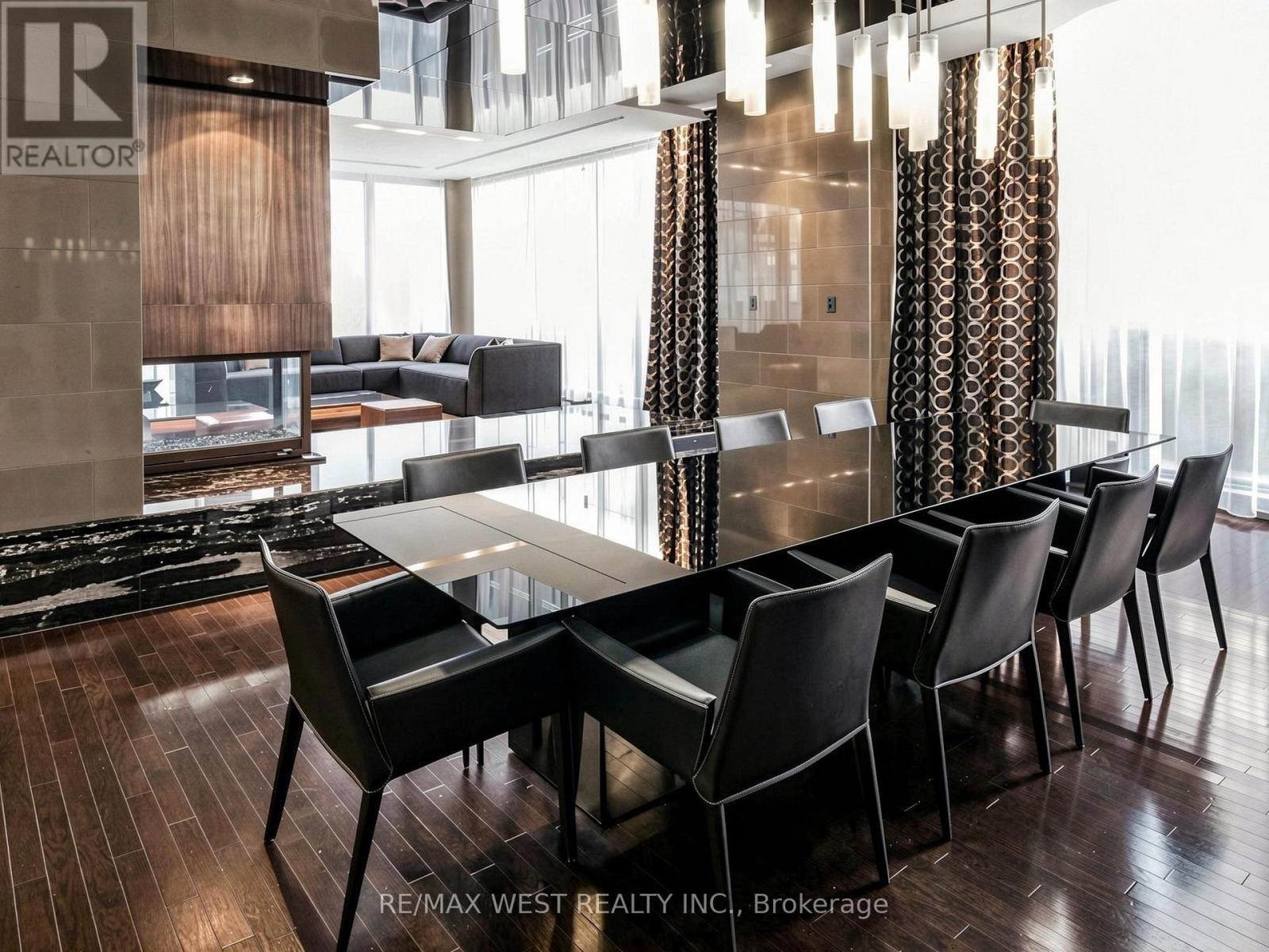 #513 770 BAY STREET - 30