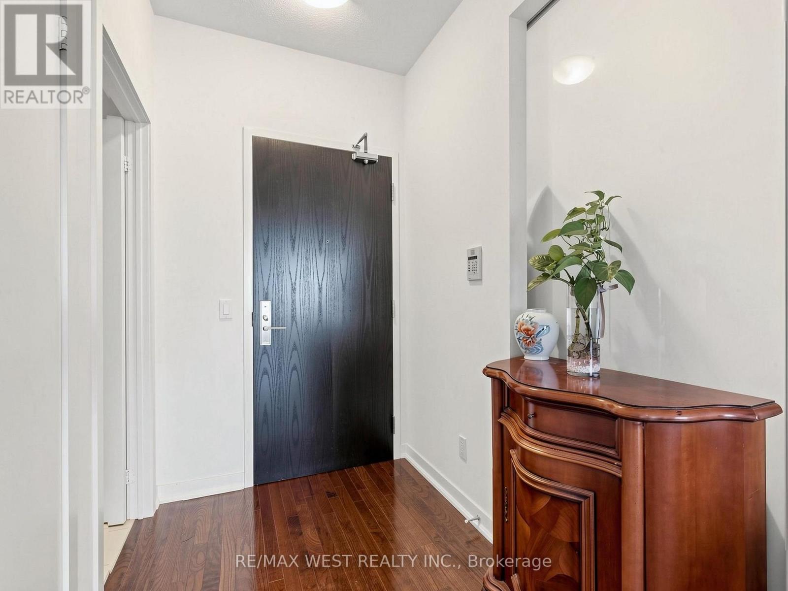 #513 770 BAY STREET - 5